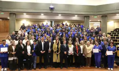 El emotivo momento que vivieron 178 agentes sanitarios al recibir su diploma en Salud Mental