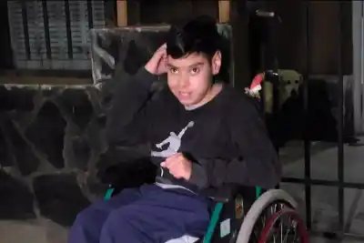 La desgarradora lucha de Benjamín: venden pastelitos para costear su viaje al Hospital Austral