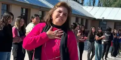 El último timbre: la profe que se fue entre aplausos y lágrimas