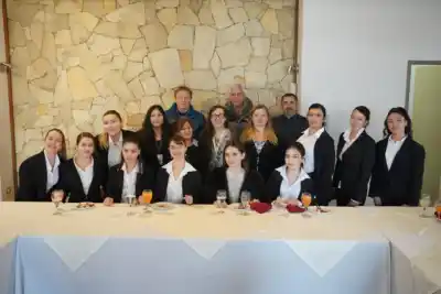 Un almuerzo especial y una clase de protocolo: la previa de las candidatas a Reina de la Nieve