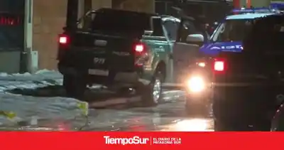 Asaltaron a un joven a punta de revólver y el allanamiento terminó con dos detenidos