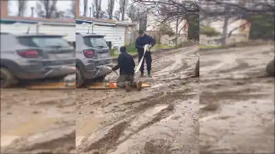 Una camioneta quedó atascada en el barro y la Policía junto a vecinos la rescataron en Valentina Sur