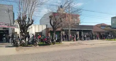 La fila que desnuda la crisis: cientos de platenses esperaron horas por una entrevista laboral