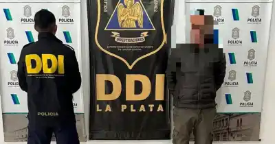 Violó la perimetral y la atacó a golpes en su auto: lo atraparon en un taller
