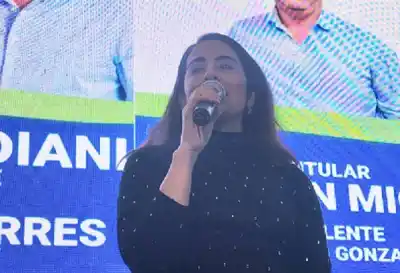 “Nos quieren ver de rodillas”: el fuerte discurso de Victoria Torres que encendió el cierre de campaña en La Banda