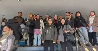 Sin respuesta de IOMA: acompañantes terapéuticos acampan y no piensan moverse