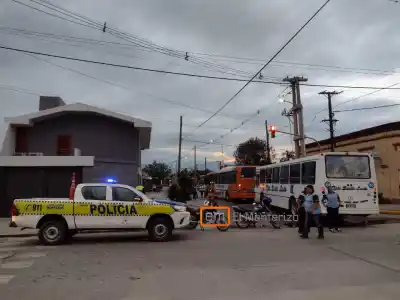 Hospitalizan a una mujer al chocar dos colectivos en Monteros