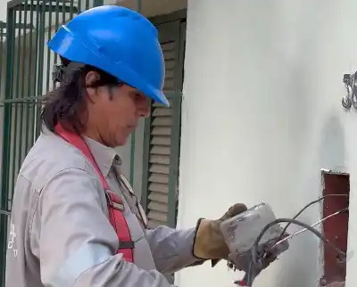 Tocó un medidor sin permiso y el desenlace dejó a todos en shock