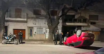 Volcó su Citroën C3 tras morder el cordón en Echesortu: el insólito relato del conductor