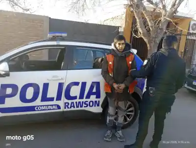 Rompió la ventanilla de un auto para robar, pero no llegó lejos: la víctima lo delató con un detalle clave