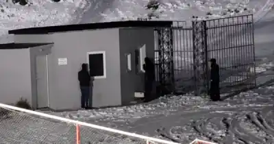 Captaron a jóvenes destruyendo un estadio municipal en El Calafate y el video estalló en las redes