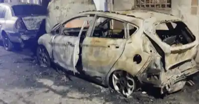 Incendio en Rosario: dos autos destruidos y una casa dañada, ¿fue intencional?