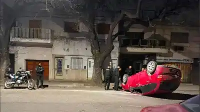 Volcó su auto en Echesortu y salió ileso: qué pasó en San Juan al 3900