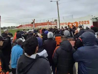 Hinchas de Berazategui irrumpieron en el entrenamiento y lanzaron una advertencia que sacude al club