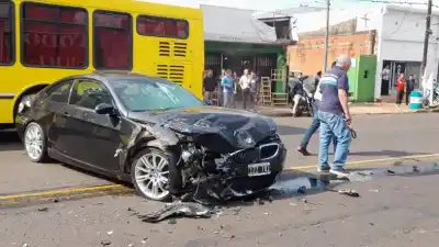 Choque en avenida Uruguay: el conductor de uno de los autos era un conocido comerciante