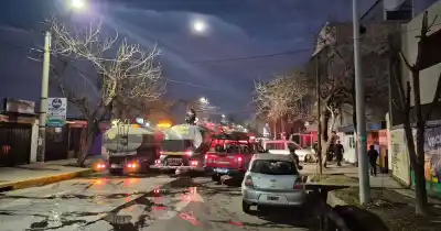 El fuego arrasó con una casa en Guaymallén: los bomberos lucharon por horas