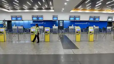 Controladores aéreos: suspenden el paro de hoy pero el conflicto sigue latente y amenaza los vuelos del fin de semana