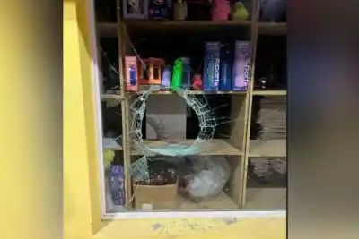 Rompió la vidriera de un comercio y robó: la Policía lo atrapó a pocas cuadras