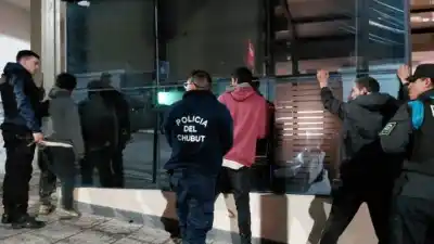 Los sorprendieron con barras de hierro en pleno centro: intentaron robar un mayorista y terminaron detenidos