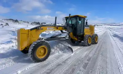 Un trabajador vial de 50 años murió al caer con su motoniveladora por un barranco en Chubut