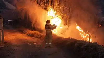 Quemaron basura y el fuego se les escapó: el insólito episodio en Maimará que casi termina en tragedia