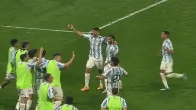 El golazo que paralizó Santiago del Estero: el doblete de Díaz que le dio respiro a Atlético