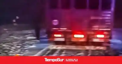 Un camión quedó atrapado por la nieve y los bomberos tuvieron que intervenir
