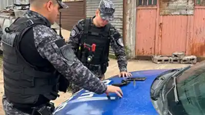 Lo que escondían en sus casas: cayeron cinco sospechosos y uno de ellos tenía un arma lista para disparar