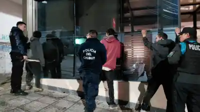 Tres delincuentes intentaron forzar la entrada de un mayorista en pleno centro de Comodoro: la Policía los atrapó in fraganti