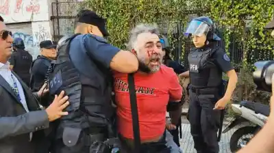 Congreso en llamas: la agresión a la prensa que terminó con un camarógrafo detenido y una orden judicial inesperada