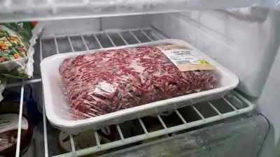 Olvidate del freezer: el ingenioso método con dos ollas que descongela la carne en minutos