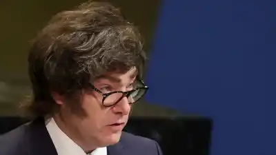 Milei lanza apodos irónicos y acusa a empresarios de exponer un “sistema corrupto”