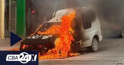 El drama de una Ford Courier que se prendió fuego en plena avenida Vélez Sarsfield