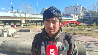 Le prestó el celular a una pasajera y ella huyó con su moto, el teléfono y un casco