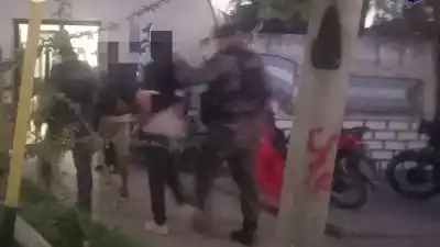 Los atraparon con las manos en la masa: vecinos retuvieron a una pareja que llevaba ropa robada