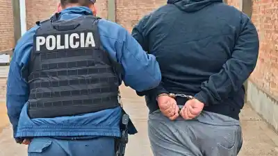 Allanamiento en Centenario: secuestran una pistola 9 mm y demoran a un joven por amenazas armadas