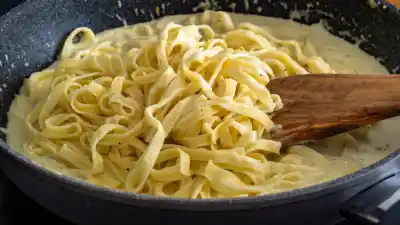 El secreto italiano que desafía a la salsa de tomate: la pasta que se prepara en 15 minutos con solo tres ingredientes