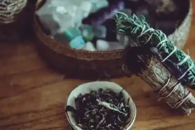 El sahumerio de la Pachamama: la mezcla secreta de hierbas que purifica tu casa este 1 de agosto
