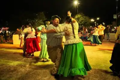 Un fin de semana a pura tradición: caña con ruda, ferias y música en vivo