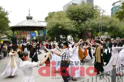 El Santiago Baila deslumbró en Plaza Libertad: una fiesta que convocó a miles