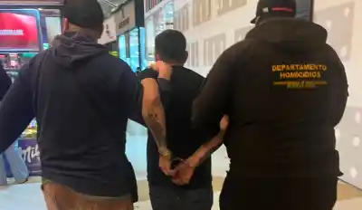 Comía una hamburguesa con su hija cuando lo atraparon: era buscado por matar a un policía y balear a su ex