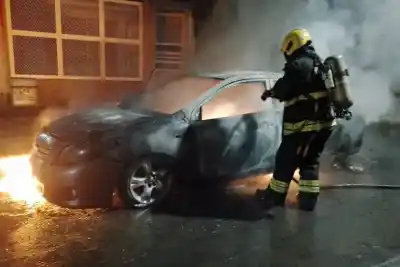 Noche de fuego en Rosario: dos autos quemados y una casa dañada