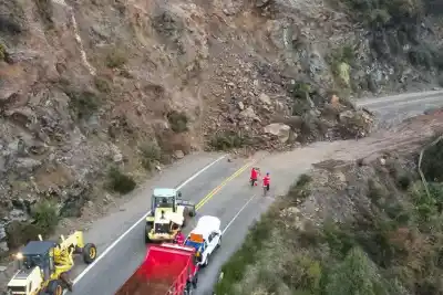 Cayó un alud de rocas sobre la Ruta 40 y el paso quedó bloqueado: la única vía para llegar a Chapelco