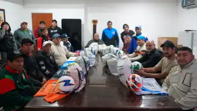 El municipio de La Banda entregó indumentaria a los 16 clubes de la Liga C40