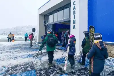 Un derrumbe en los Siete Lagos complica el acceso a los centros de esquí: qué rutas usar