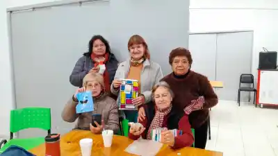 Ellas le perdieron el miedo al celular: seis adultas mayores recibieron sus certificados