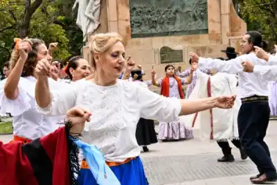 El Santiago Baila deslumbró en el cierre de los 473 años de la ciudad