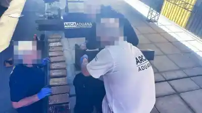Ocultos en las patas del semirremolque: así descubrieron 16 kilos de cocaína en un camión de cereales