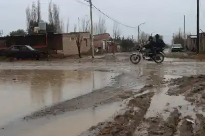 El temporal no dio tregua en Roca: 63 familias debieron ser asistidas y el agua complicó varios barrios