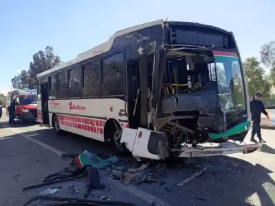 Impactante choque en la Ruta 20: un colectivo embistió a un camión y la escena dejó a todos en shock